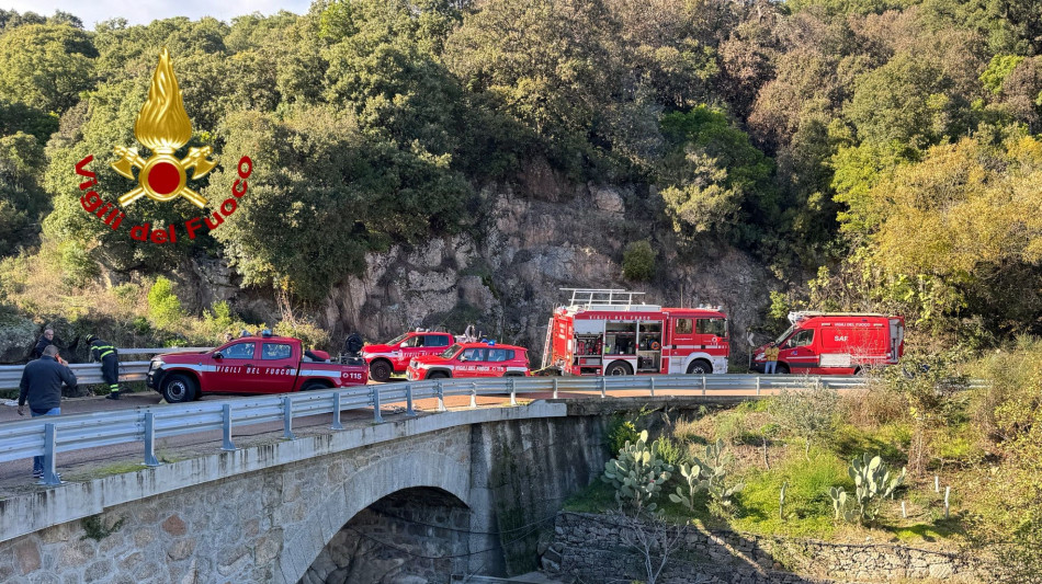 Auto precipita da un ponte, tre morti in Sardegna