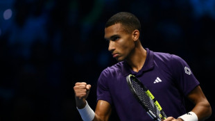 Auger-Aliassime vence Zverev e vai enfrentar Alcaraz nas semifinais do ATP Finals