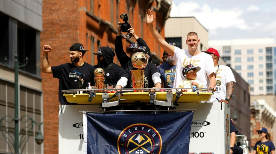 Les Denver Nuggets f&ecirc;tent leur titre NBA avec des dizaines de milliers de supporters