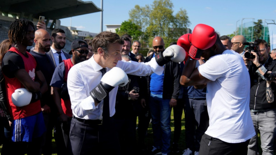 Macron con guantes de boxeo, un clich&eacute; que se instala entre los pol&iacute;ticos