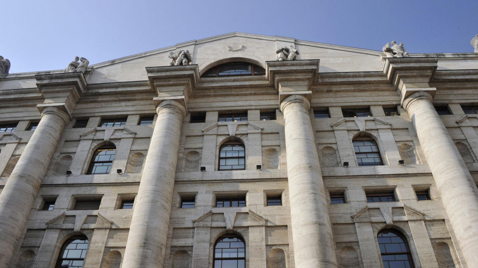 Borsa: Milano chiude debole (-0,71%), pesano banche e Stellantis