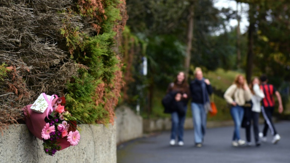 Professeure tu&eacute;e au Pays basque: fleurs devant son lyc&eacute;e, minute de silence &agrave; 15h