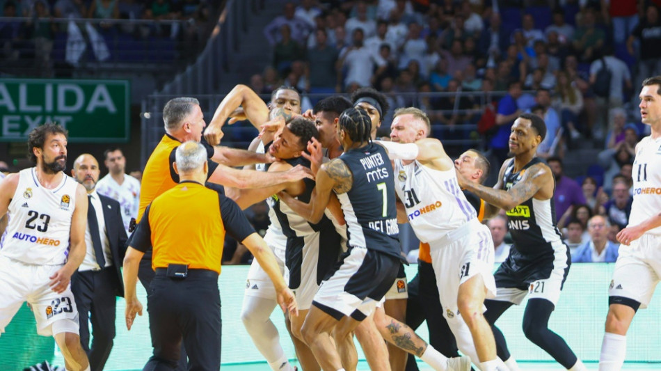 W&uuml;ste Szenen in der EuroLeague: Partie abgebrochen