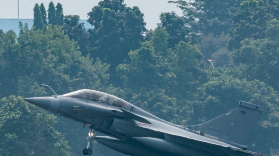La France lance le d&eacute;veloppement d'une future version connect&eacute;e du Rafale
