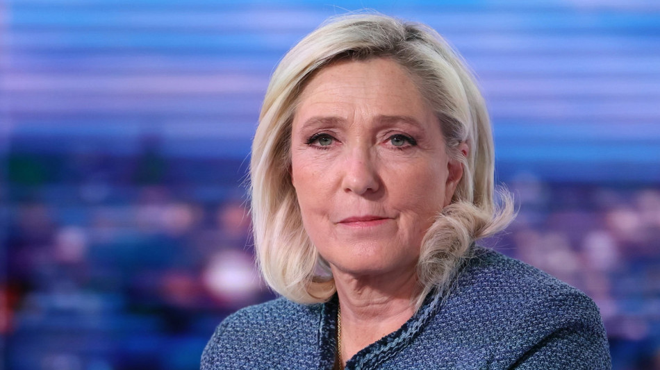 Le Pen alla sua piazza, 'non mollerò di un centimetro'