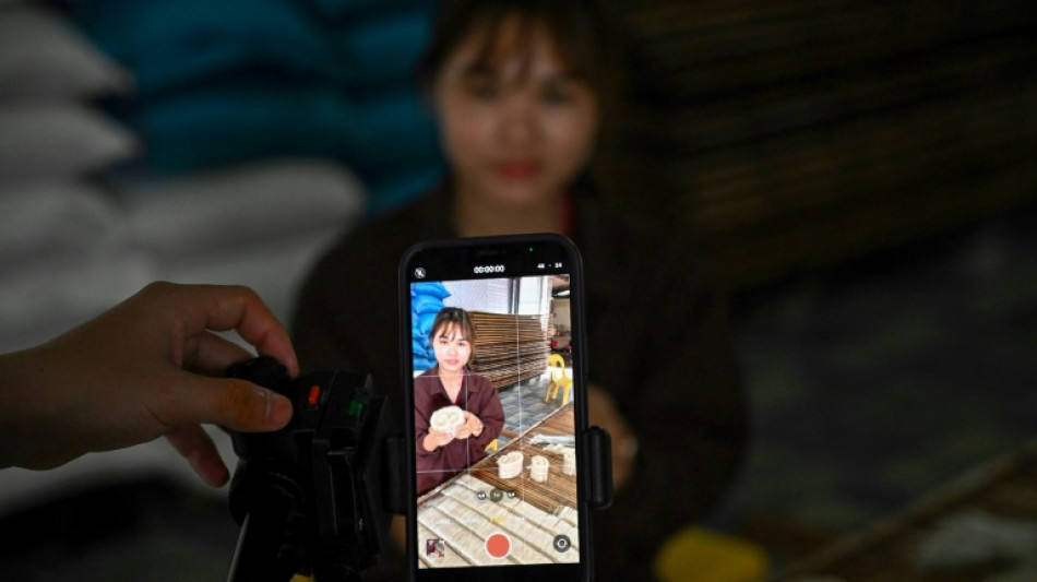 Cansados de la f&aacute;brica, j&oacute;venes vietnamitas se pasan al comercio en l&iacute;nea