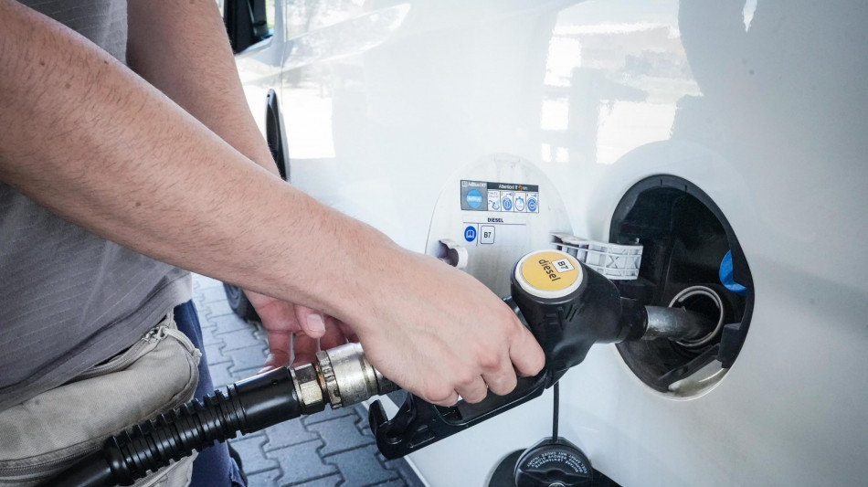 Eni e Tamoil aumentano prezzi carburanti, Q8 scende