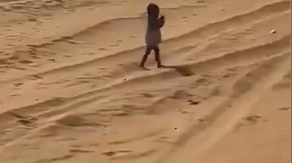 Ong pubblica video di un bimbo che vaga solo nel deserto Sahara