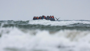 Pacto entre França e Reino Unido atormenta imigrantes, sem frear as travessias