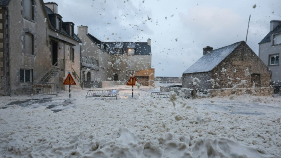 La temp&ecirc;te Ciaran se d&eacute;cale vers le nord, un mort et de nombreux d&eacute;g&acirc;ts