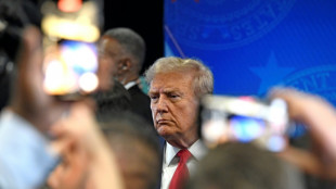 En salle de presse, Donald Trump rejoue le d&eacute;bat