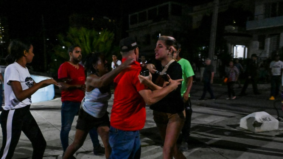 La energ&iacute;a vuelve en La Habana, las protestas continuaban la noche del s&aacute;bado