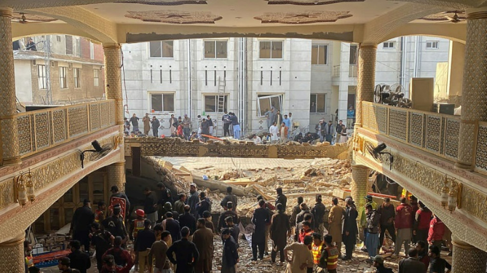Pakistan: au moins 25 morts dans une explosion &agrave; l'int&eacute;rieur d'une mosqu&eacute;e de Peshawar
