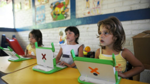 La militar ministra de Educación de El Salvador ordena "disciplina" en las escuelas