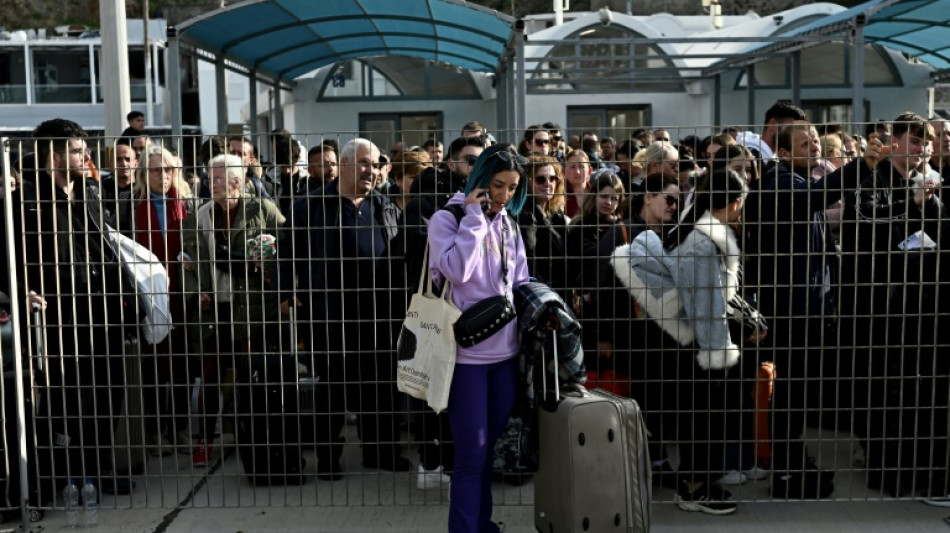 Gr&egrave;ce: des milliers d'habitants fuient Santorin frapp&eacute;e par des s&eacute;ismes &agrave; r&eacute;p&eacute;tition