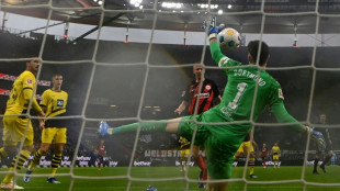 Brandt strikes late for Dortmund as Leverkusen stay top