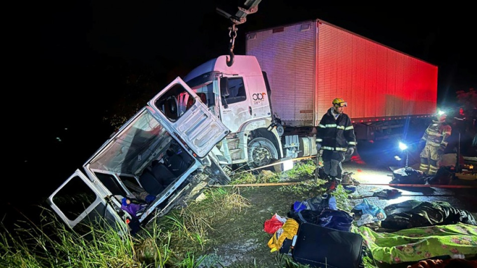 Colisão entre carreta e van deixa nove mortos e dez feridos em MG