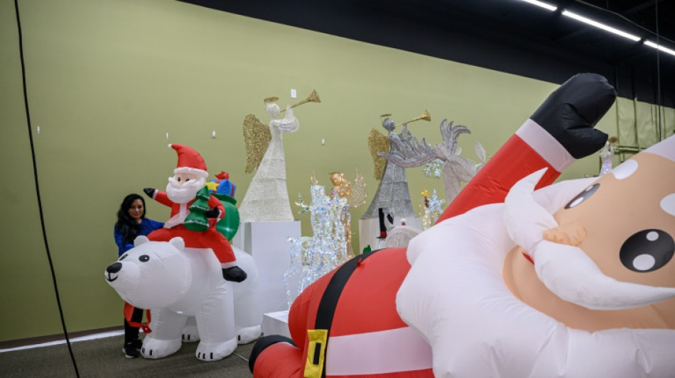 Adornos navide&ntilde;os desbordan los escaparates de los comercios de EEUU
