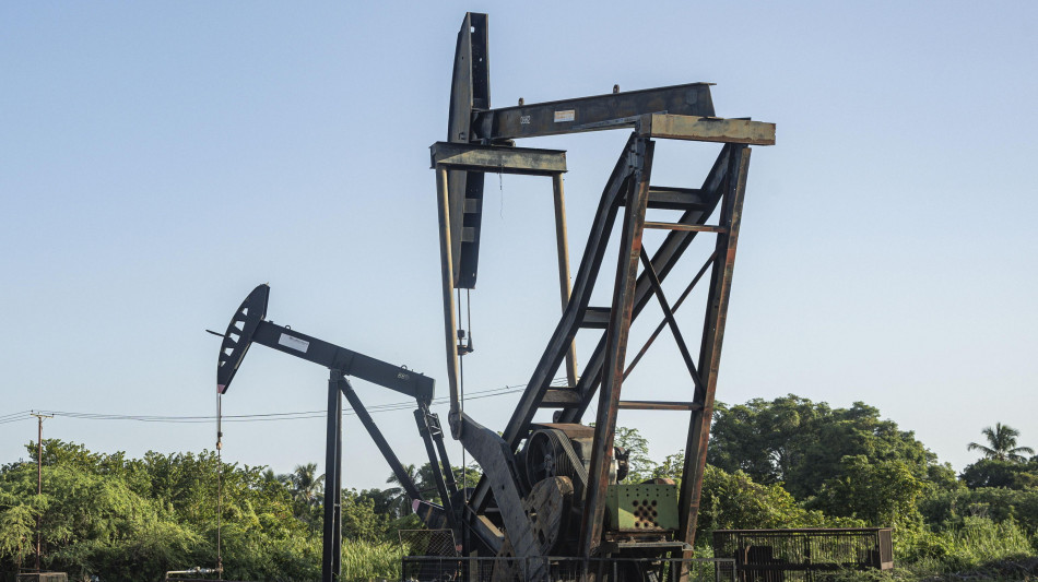 Petrolio ancora in forte calo, Brent -3% a 64,4 dollari