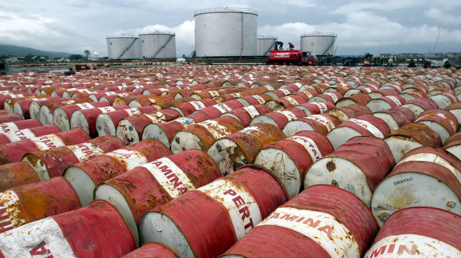 Prezzo petrolio in calo, Wti scambiato a 63,51 dollari