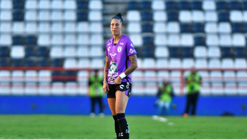 Jenni Hermoso recibe un homenaje en su regreso al f&uacute;tbol mexicano