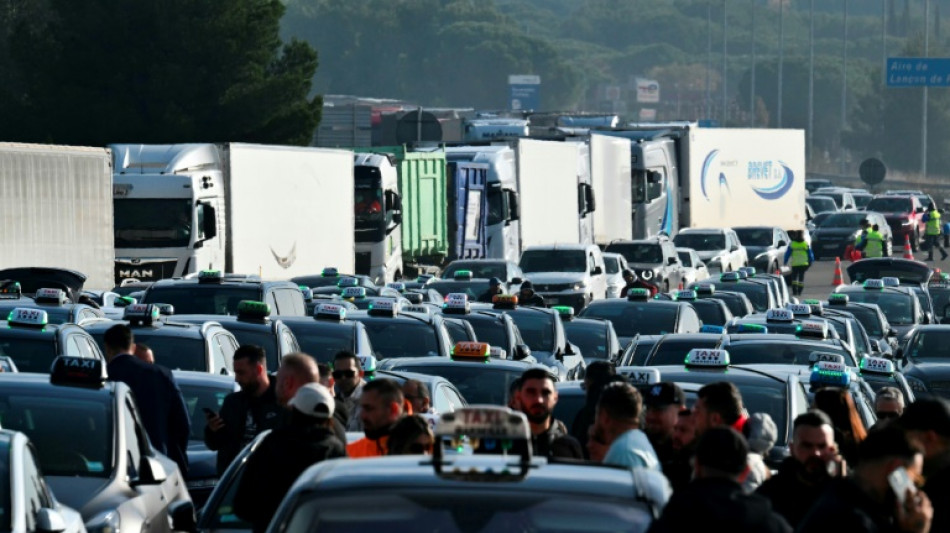 Deuxi&egrave;me jour de manifestation des taxis &agrave; Lyon, Paris s'associe au mouvement