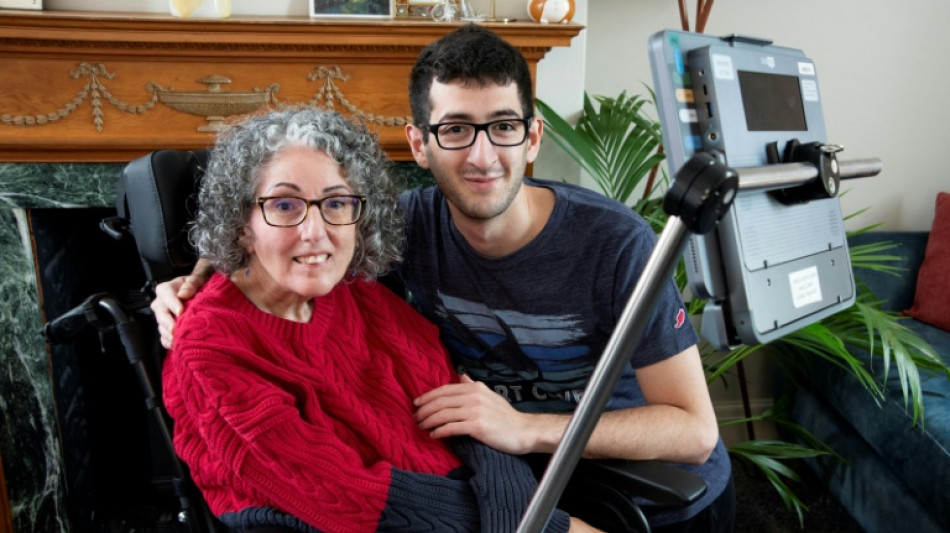 Britânica com doença neurodegenerativa recupera sua voz com IA