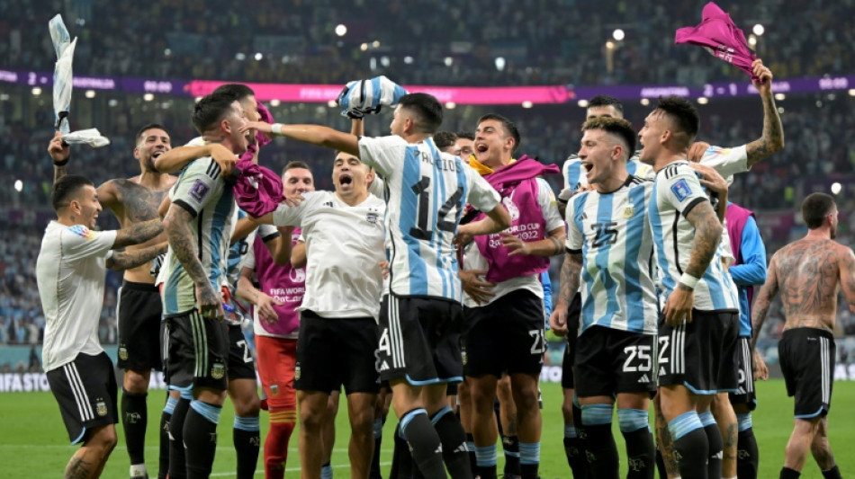 Argentina y Pa&iacute;ses Bajos, primeros cuartofinalistas; Messi marca en su partido 1.000