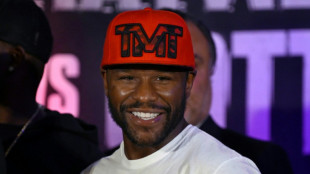 Floyd Mayweather anuncia que est&aacute; de volta ao boxe profissional
