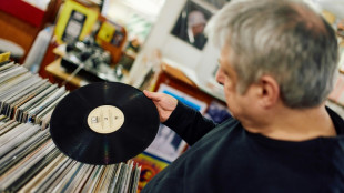 "Sentir, toucher, regarder": au Royaume-Uni, nouvel &acirc;ge d'or pour les vinyles