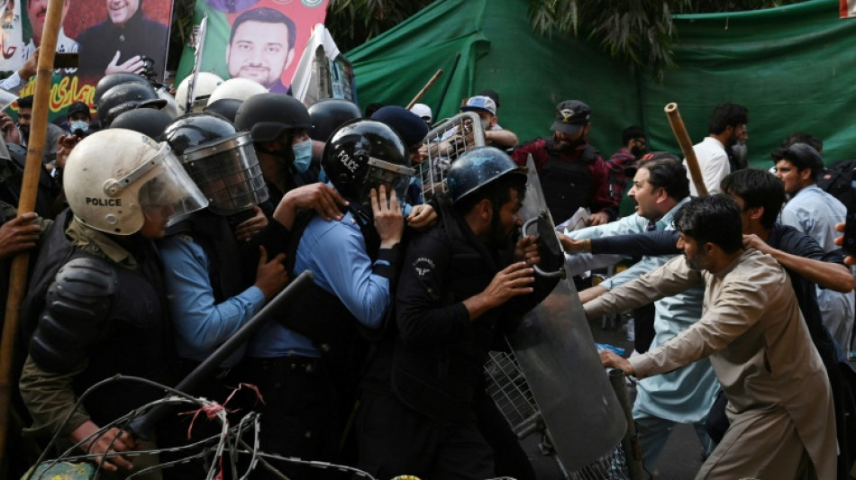 Pakistan : la police &eacute;choue &agrave; arr&ecirc;ter l'ex-Premier ministre Imran Khan apr&egrave;s des heurts