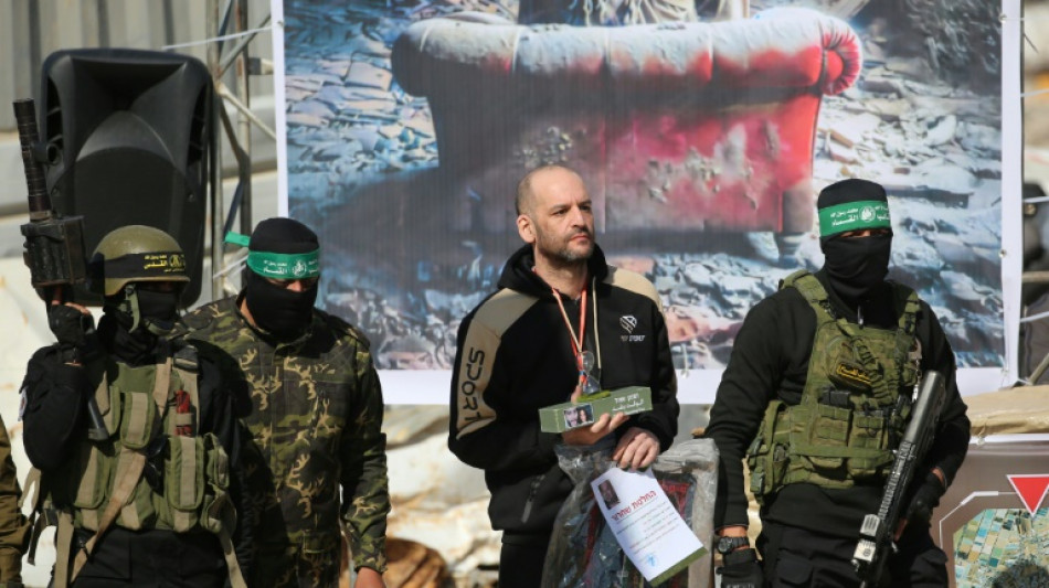 Os tr&ecirc;s ref&eacute;ns israelenses libertados neste s&aacute;bado pelo Hamas