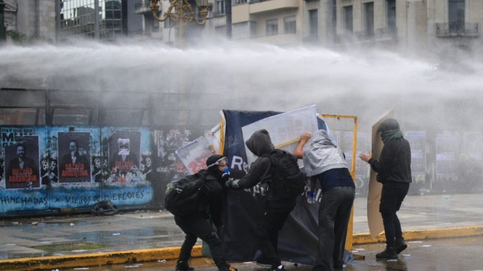 Una marcha universitaria en Argentina termina con choques entre polic&iacute;as y manifestantes