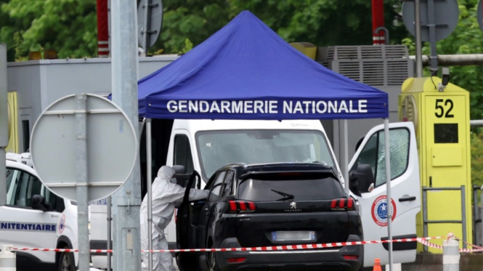 Attaque d'un fourgon p&eacute;nitentiaire dans l'Eure: deux agents tu&eacute;s, un d&eacute;tenu &eacute;vad&eacute;