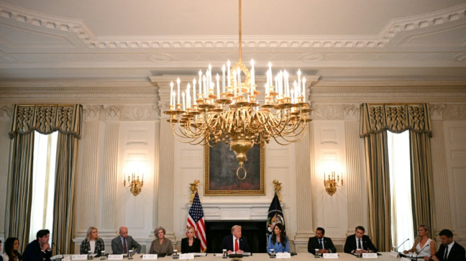 Trump préside une réunion qui tourne au déchaînement contre la presse