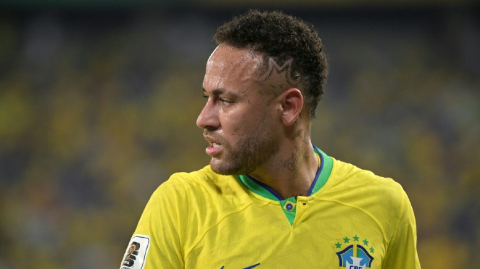 Foot: Neymar op&eacute;r&eacute; "avec succ&egrave;s" au Br&eacute;sil