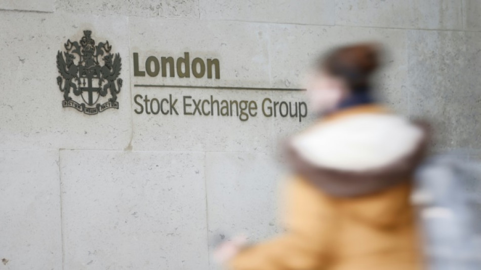 La Bourse de Londres double Paris, plomb&eacute;e par les turbulences politiques