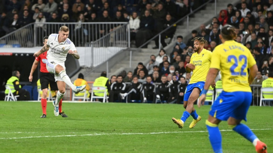 El Real Madrid cumple ante el C&aacute;diz y sigue de cerca al Barcelona