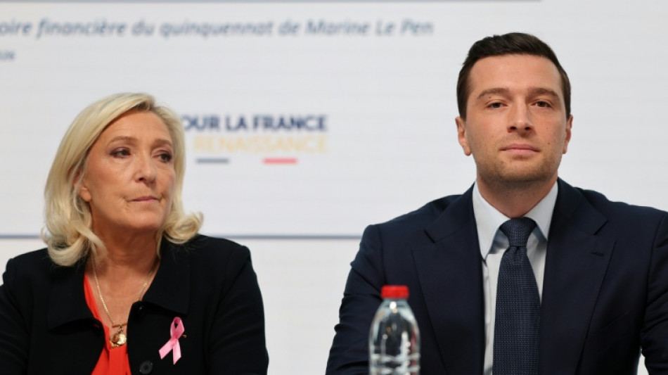La ultraderechista Le Pen promete recortes dr&aacute;sticos para evitar el "impago" de Francia