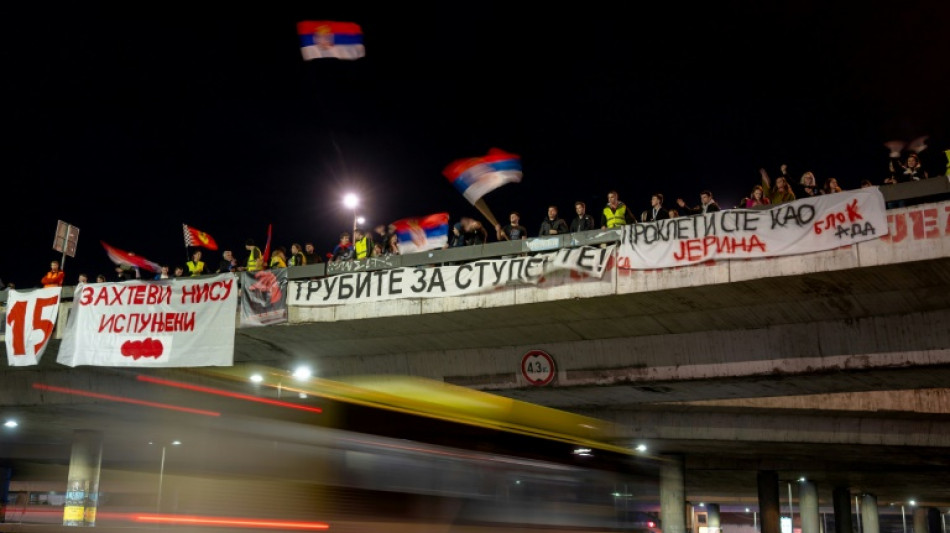 Des milliers de Serbes s'appr&ecirc;tent &agrave; passer la nuit &agrave; manifester