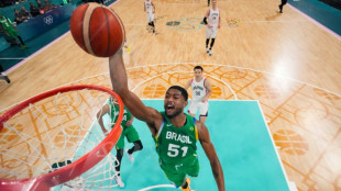Brasil vence Jap&atilde;o, &eacute; beneficiado por vit&oacute;ria da Gr&eacute;cia e vai &agrave;s quartas no basquete masculino em Paris