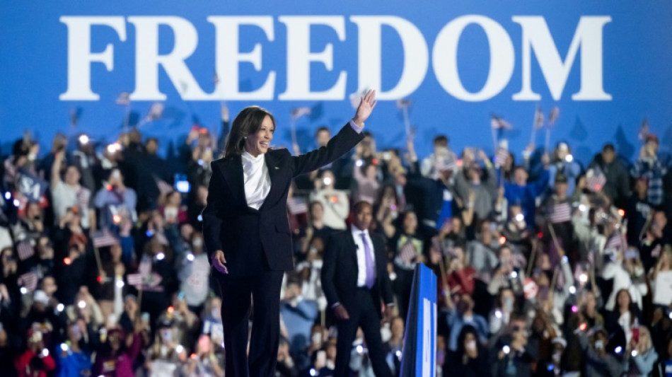Kamala pede que eleitores escolham entre esperan&ccedil;a e caos