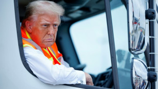 Trump se met en sc&egrave;ne &agrave; bord d'un camion-poubelle, apr&egrave;s une gaffe de Biden
