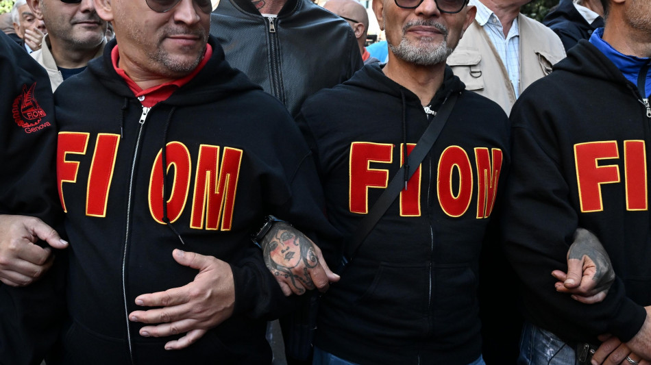 Lavoratori dell'ex Ilva occupano la Prefettura di Genova