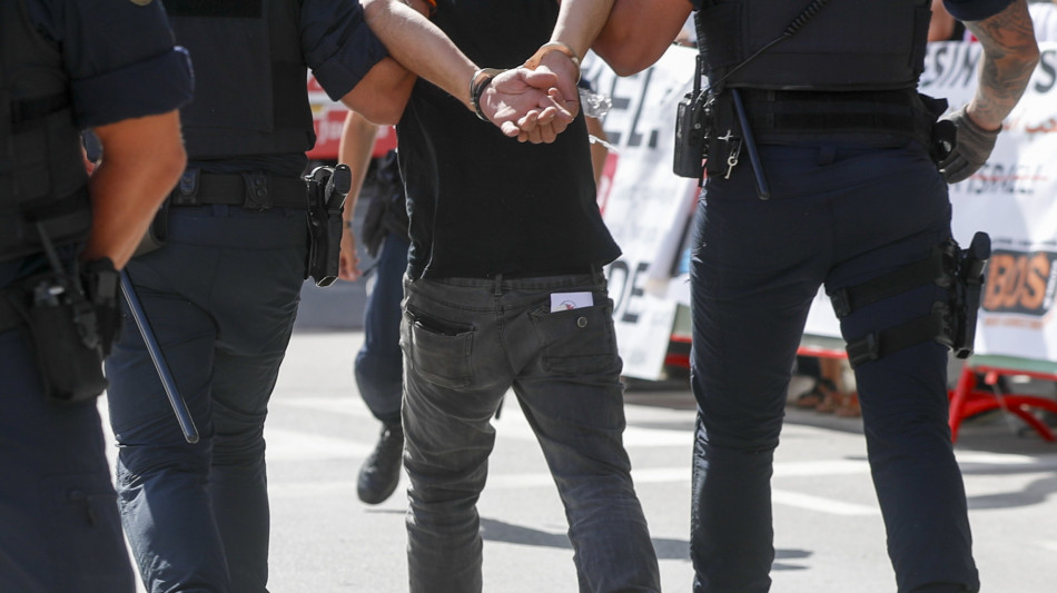 Vuelta: manifestante Pro Pal provoca caduta ciclista, arrestato