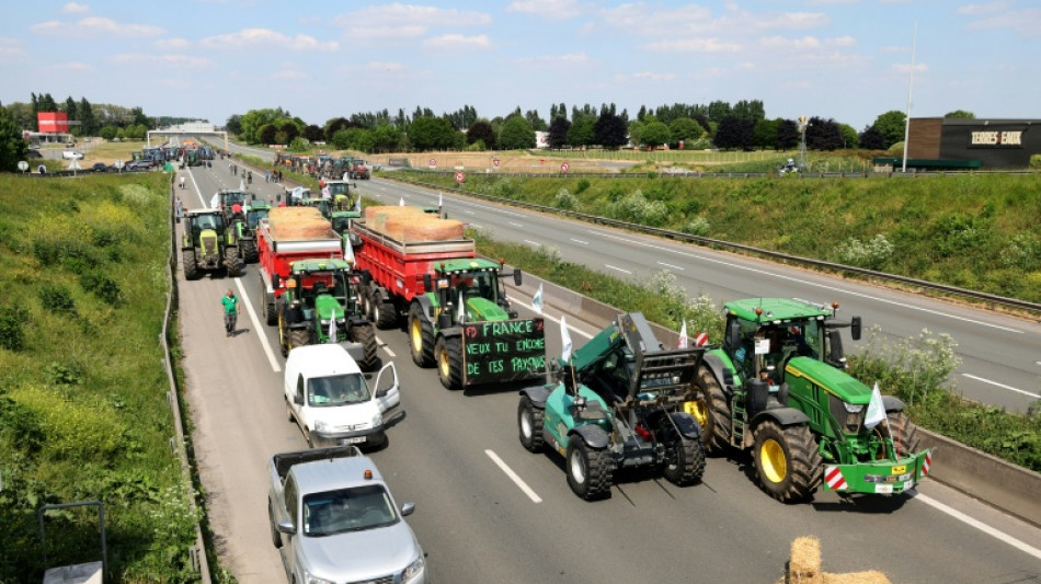 Dans le Nord, les agriculteurs bloquent à nouveau des autoroutes