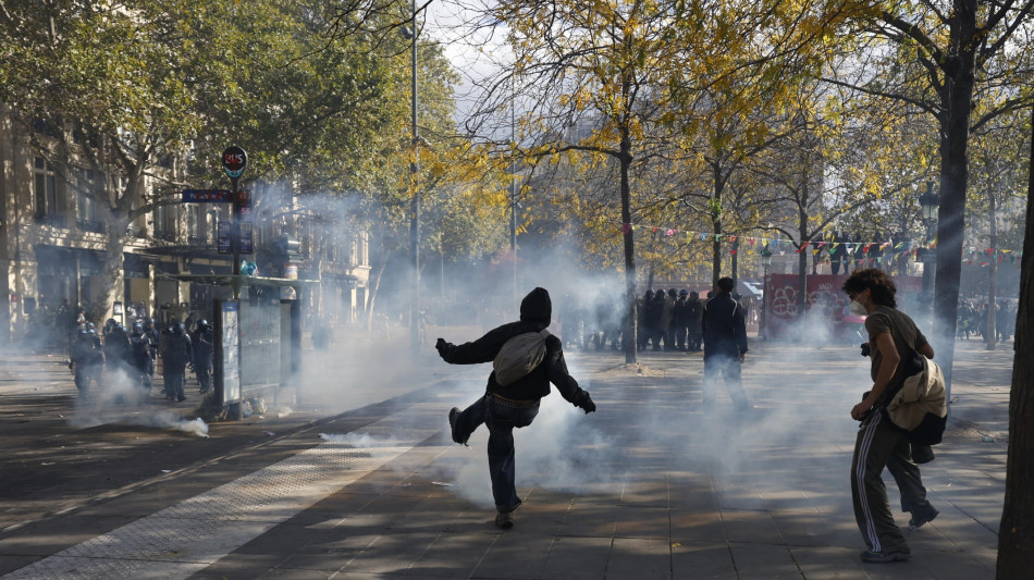 Violenti scontri con la polizia a margine del corteo a Parigi