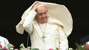 P&acirc;ques: le pape plaide pour la paix et s'offre un bain de foule