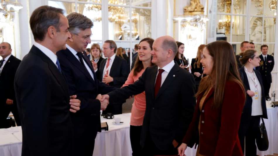 Naissance &agrave; Prague de la Communaut&eacute; politique europ&eacute;enne, "unie" face &agrave; Moscou