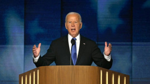 Biden passe le flambeau &agrave; Harris devant des d&eacute;mocrates boulevers&eacute;s